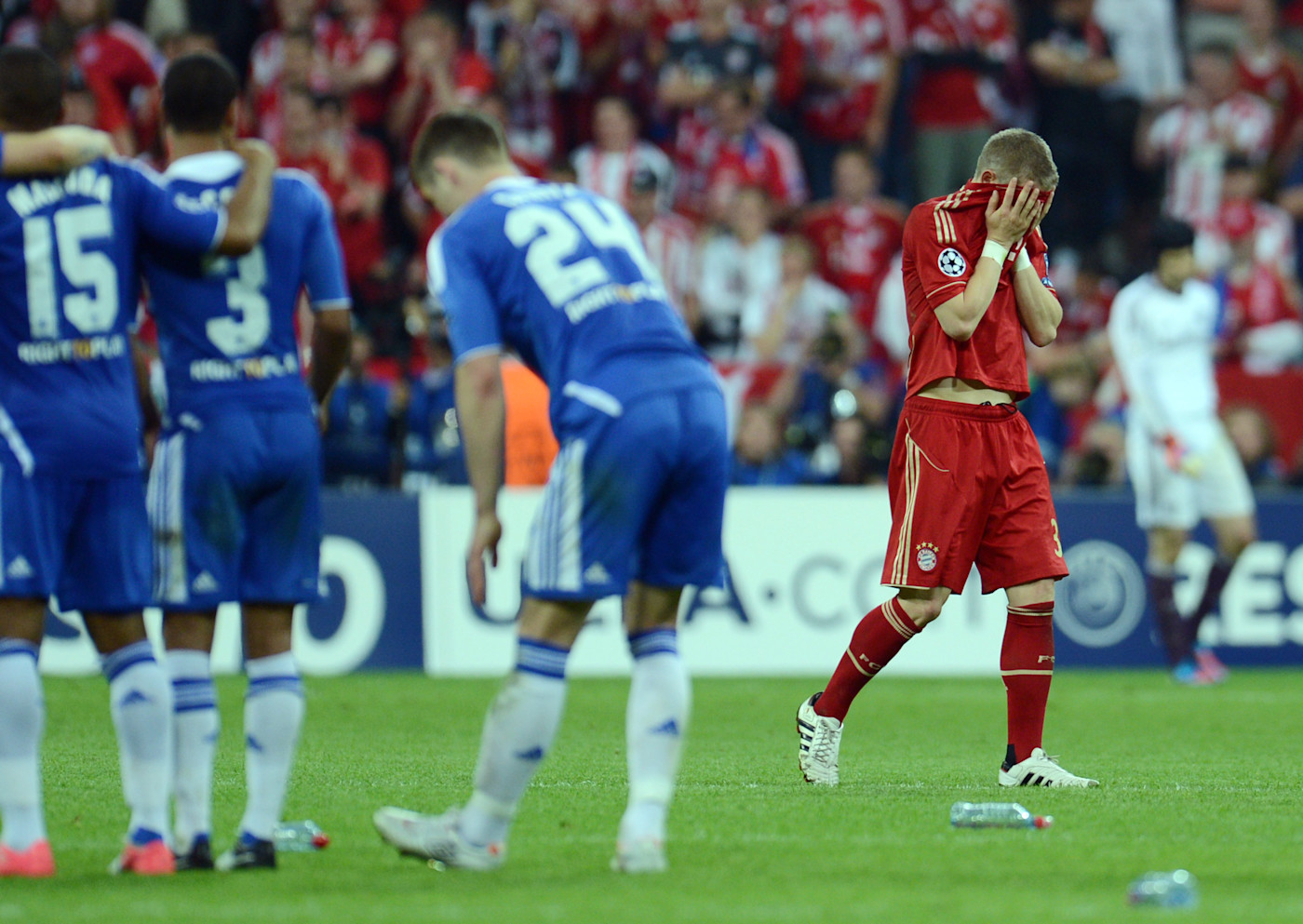 Despair for Schweinsteiger after his miss