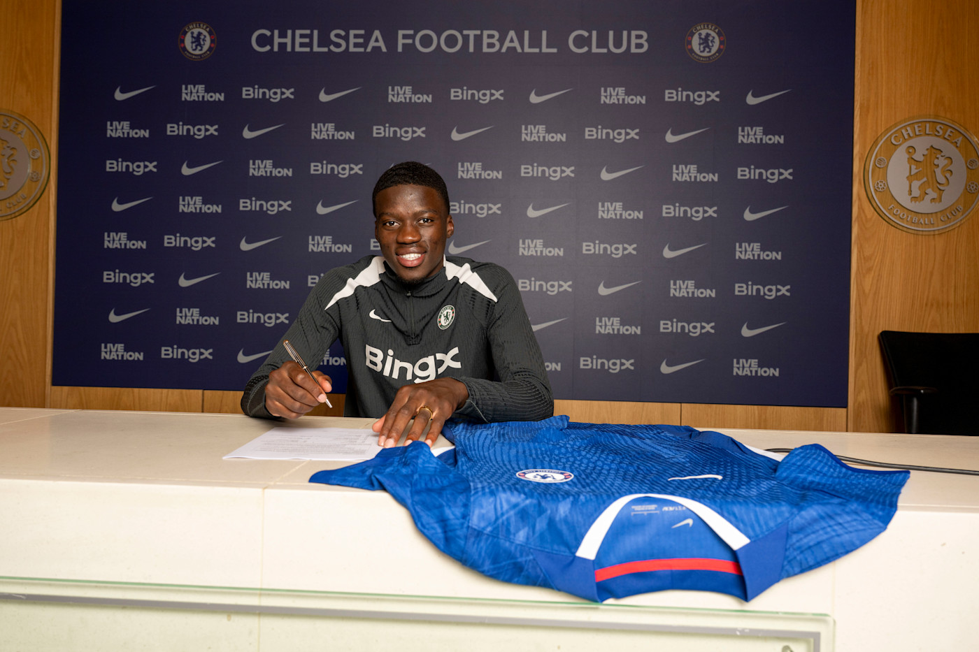 Sarr signs his contract at Cobham