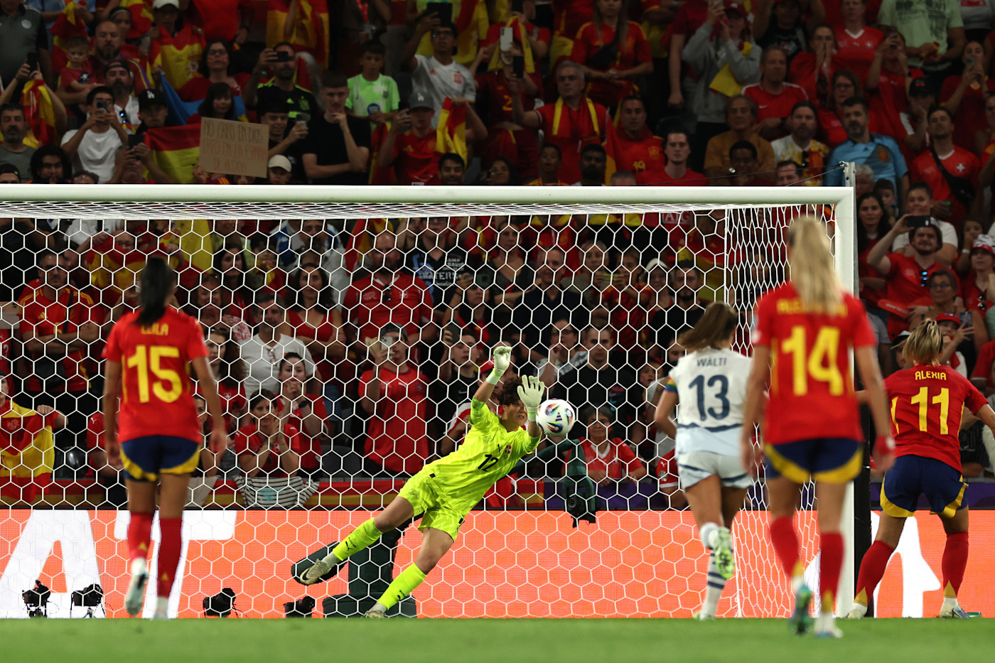 Livia Peng's remarkable save from an Alexia Putellas penalty