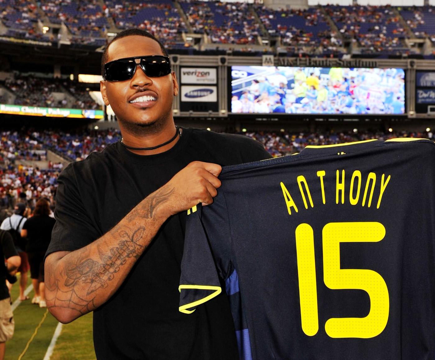 Carmelo Anthony with his personalised Chelsea shirt