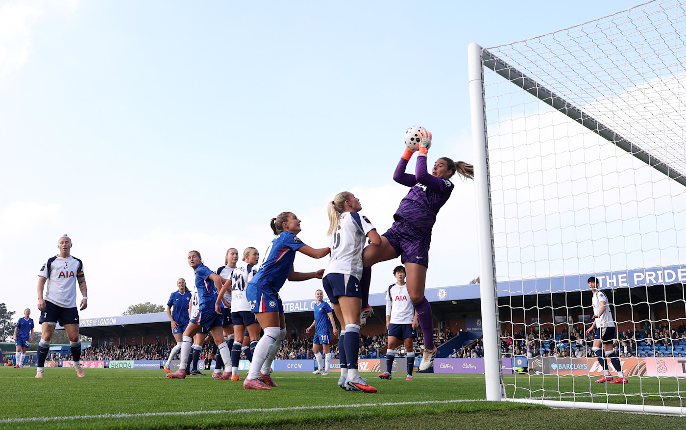 周日，托特纳姆热刺在金斯梅多的防守中进行了一场艰苦的战斗