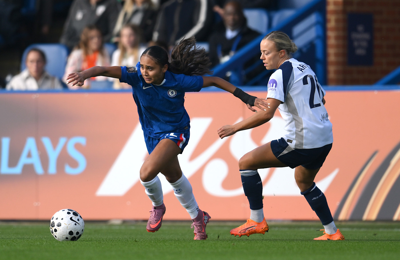 艾莉莎·汤普森在上半场是切尔西的创造性出口