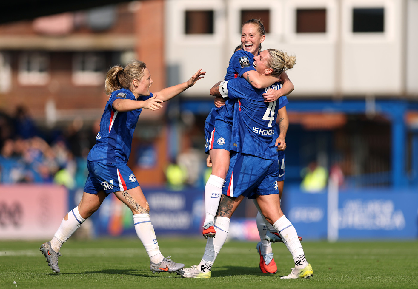 凯拉·沃尔什的强力进球打破僵局