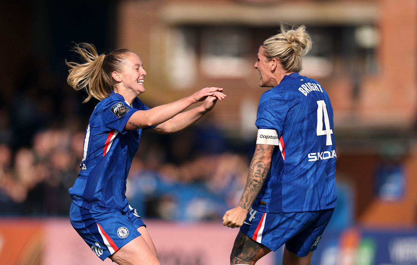 沃尔什与队长米莉·布莱特一起庆祝她的进球