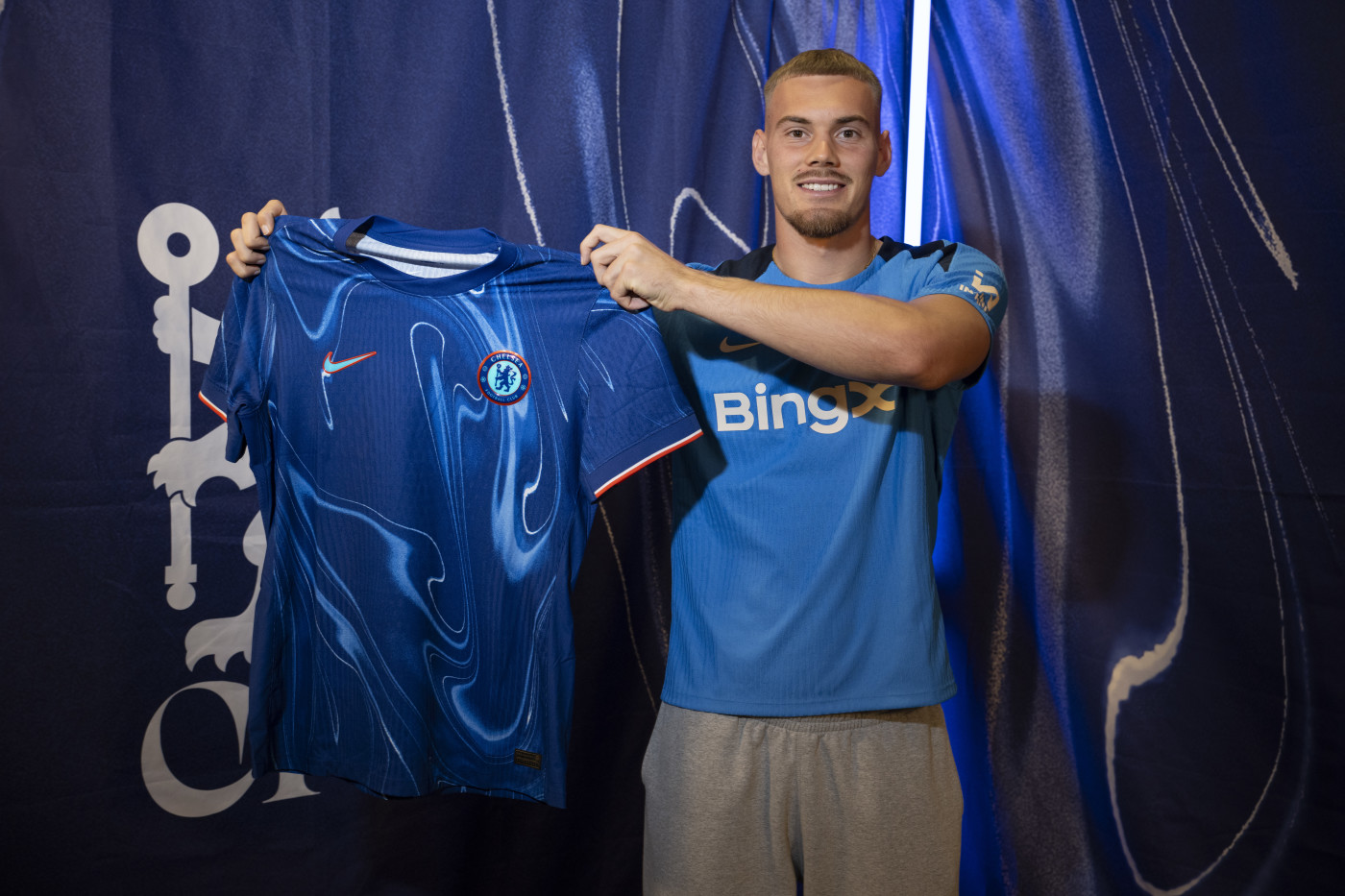 Filip Jorgensen with a Chelsea shirt.