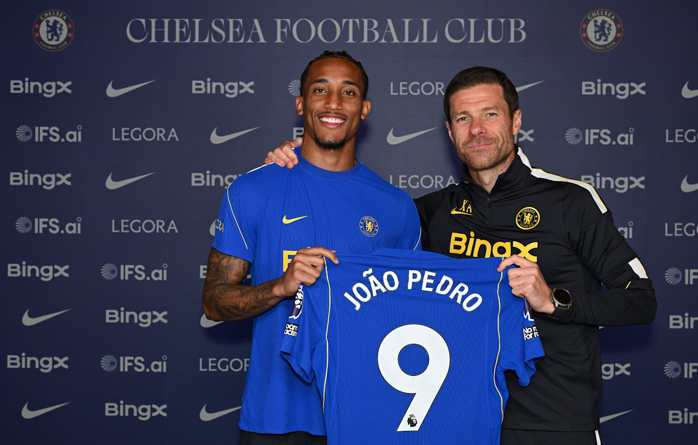 Joao Pedro poses alongside Blues manager Xabi Alonso after signing his contract