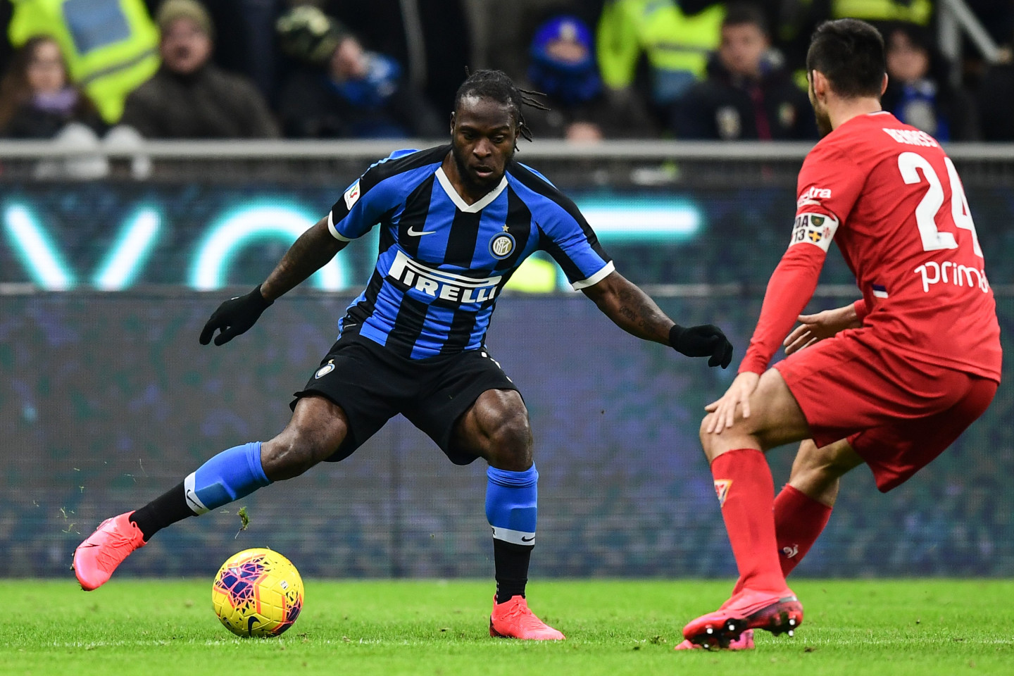 Где играет мозес. Где играет мозес. Мозес футболист. Мозес футболист. Где играет мозес.