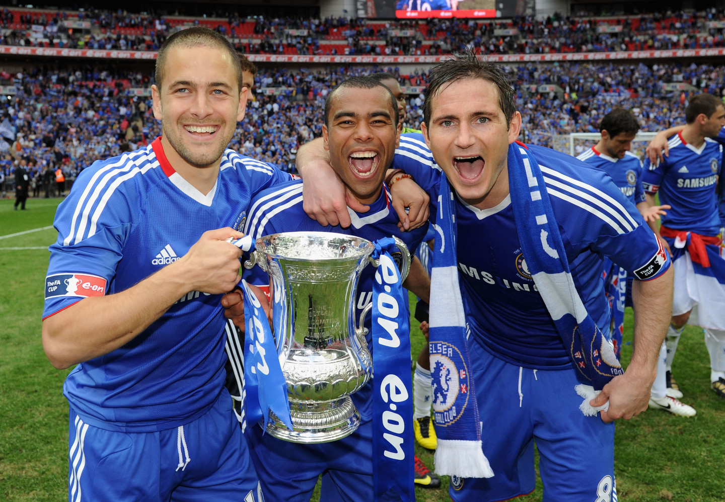 Ashley Cole Cánh Trái Không Thể Vượt Qua trong Thế Giới Bóng Đá